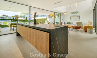 Ultramoderne halfvrijstaande villa met privétuin en -zwembad te koop aan de Golden Mile, Marbella 795026 