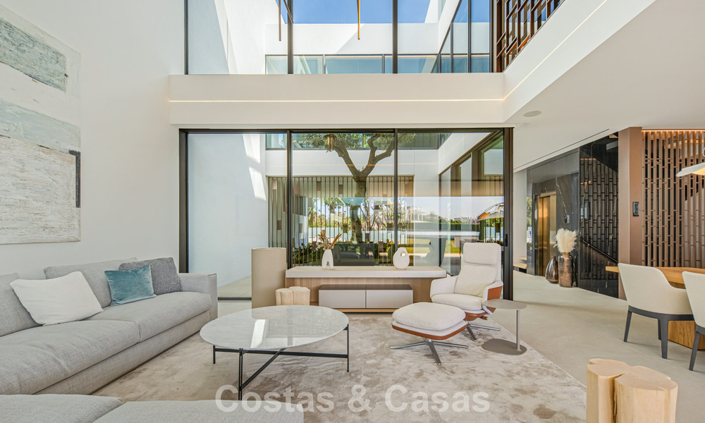 Ultramoderne halfvrijstaande villa met privétuin en -zwembad te koop aan de Golden Mile, Marbella 795028