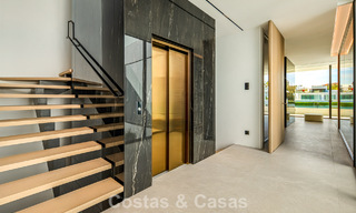 Ultramoderne halfvrijstaande villa met privétuin en -zwembad te koop aan de Golden Mile, Marbella 795041 