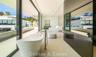 Ultramoderne halfvrijstaande villa met privétuin en -zwembad te koop aan de Golden Mile, Marbella 795050 