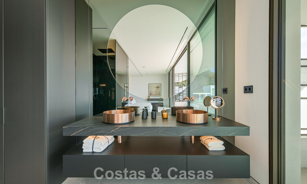 Ultramoderne halfvrijstaande villa met privétuin en -zwembad te koop aan de Golden Mile, Marbella 795055