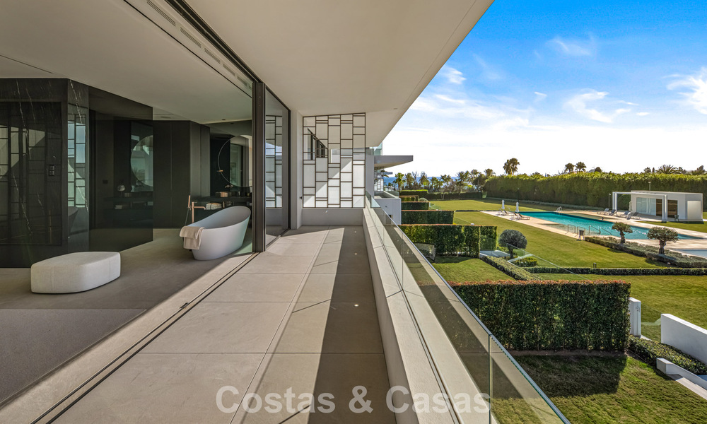 Ultramoderne halfvrijstaande villa met privétuin en -zwembad te koop aan de Golden Mile, Marbella 795062