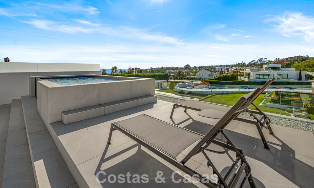 Ultramoderne halfvrijstaande villa met privétuin en -zwembad te koop aan de Golden Mile, Marbella 795066