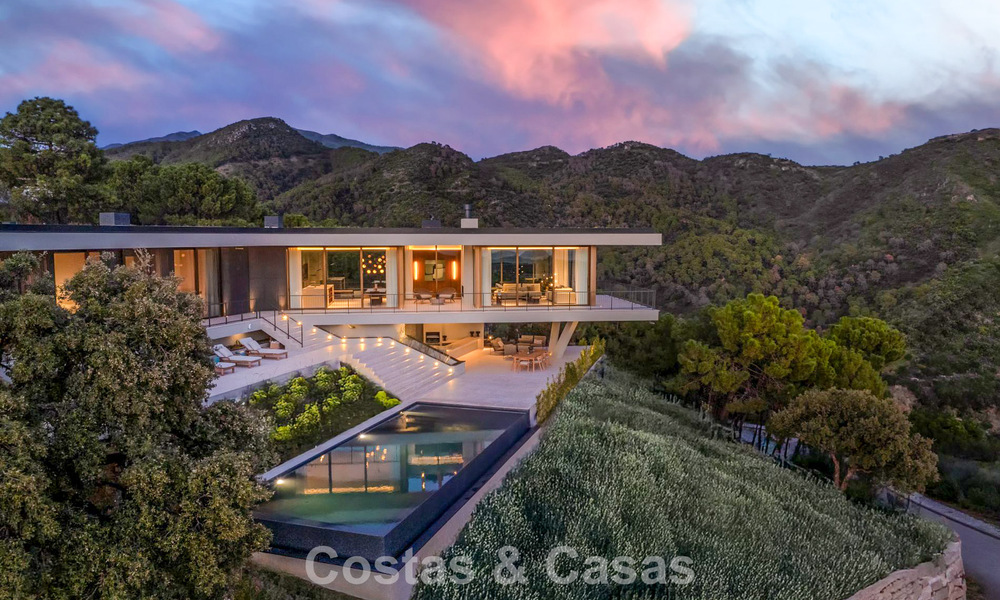 Villa met boomerangvormig ontwerp te koop in de groene heuvels van Marbella - Benahavis met uitzicht op de groene heuvels en de zee 795235