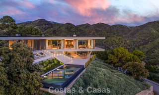 Villa met boomerangvormig ontwerp te koop in de groene heuvels van Marbella - Benahavis met uitzicht op de groene heuvels en de zee 795235 