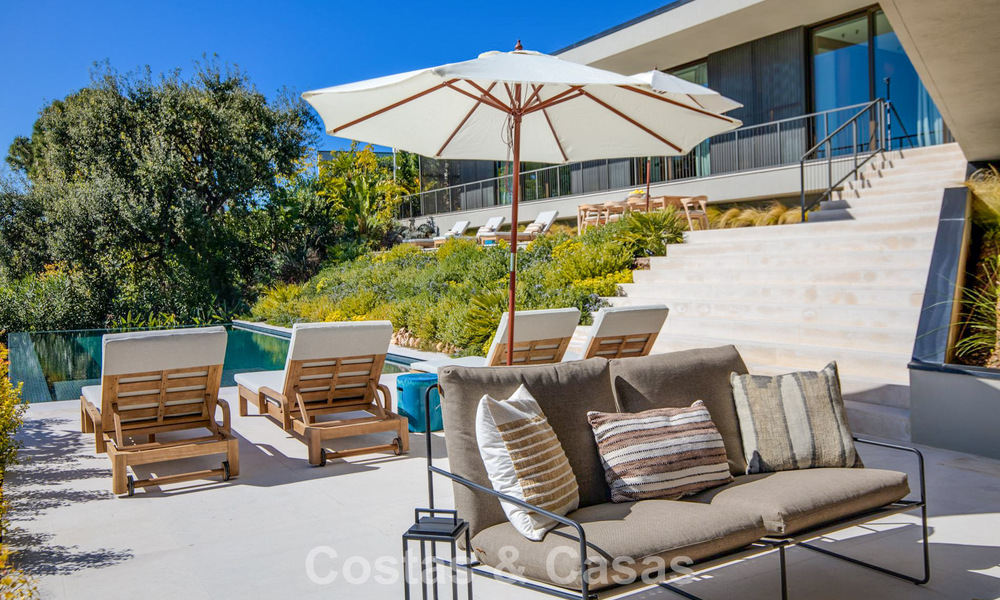 Villa met boomerangvormig ontwerp te koop in de groene heuvels van Marbella - Benahavis met uitzicht op de groene heuvels en de zee 795239