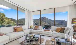 Villa met boomerangvormig ontwerp te koop in de groene heuvels van Marbella - Benahavis met uitzicht op de groene heuvels en de zee 795242 