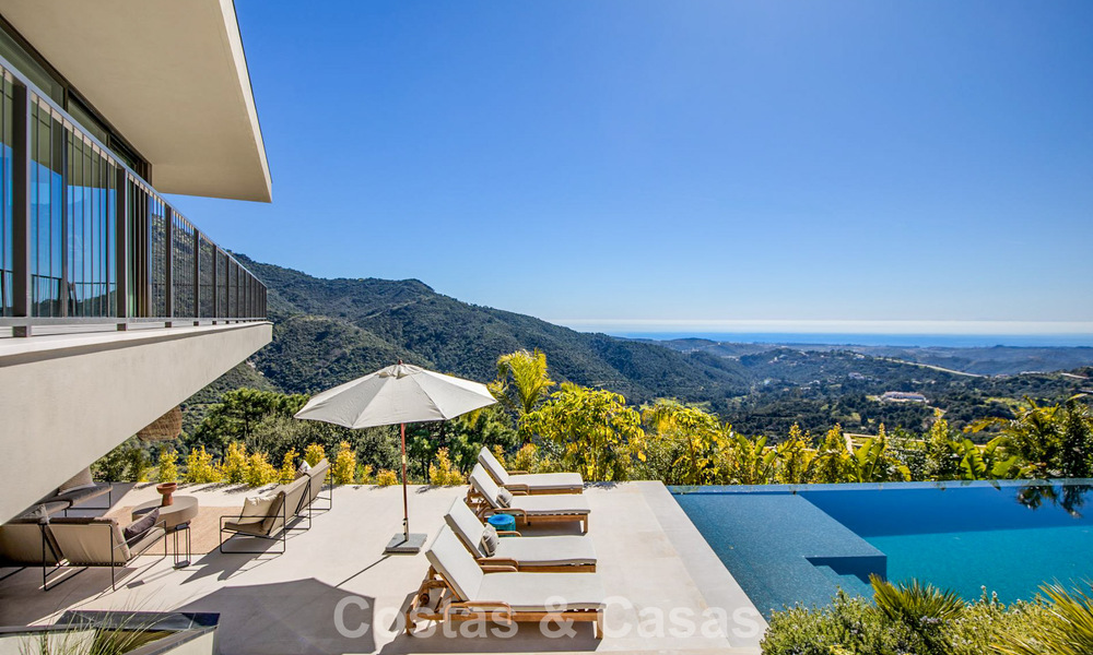 Villa met boomerangvormig ontwerp te koop in de groene heuvels van Marbella - Benahavis met uitzicht op de groene heuvels en de zee 795243