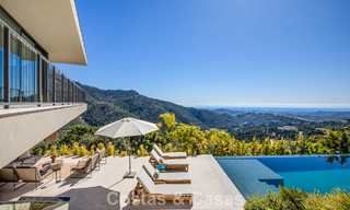 Villa met boomerangvormig ontwerp te koop in de groene heuvels van Marbella - Benahavis met uitzicht op de groene heuvels en de zee 795243 