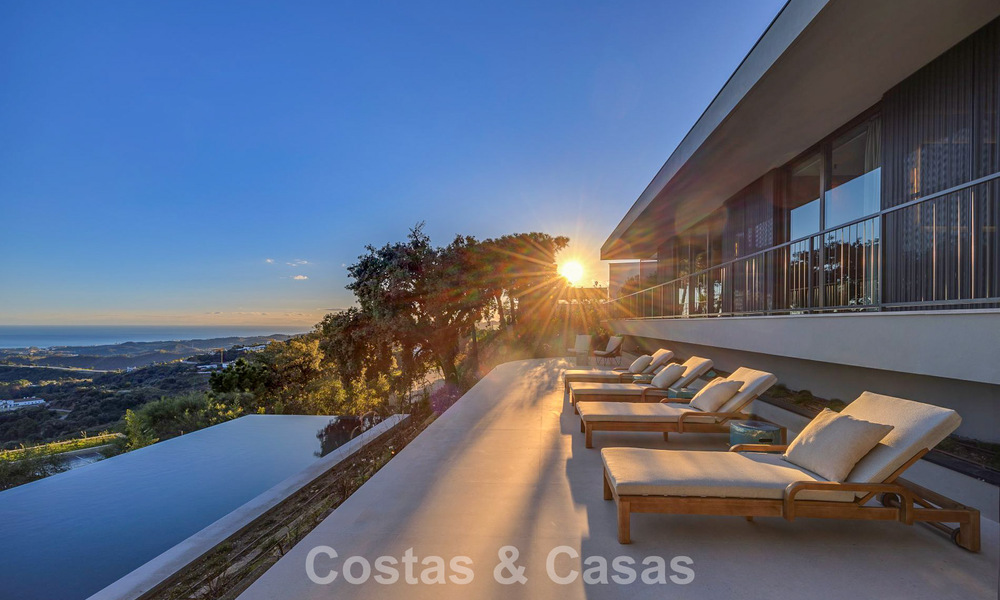 Villa met boomerangvormig ontwerp te koop in de groene heuvels van Marbella - Benahavis met uitzicht op de groene heuvels en de zee 795244