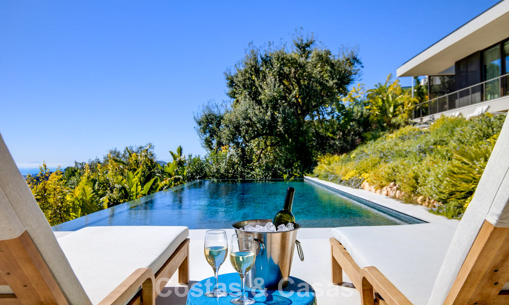 Villa met boomerangvormig ontwerp te koop in de groene heuvels van Marbella - Benahavis met uitzicht op de groene heuvels en de zee 795247