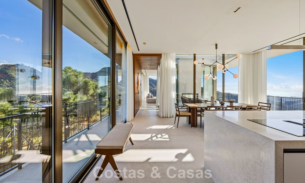 Villa met boomerangvormig ontwerp te koop in de groene heuvels van Marbella - Benahavis met uitzicht op de groene heuvels en de zee 795248