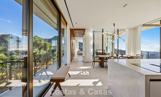 Villa met boomerangvormig ontwerp te koop in de groene heuvels van Marbella - Benahavis met uitzicht op de groene heuvels en de zee 795248 