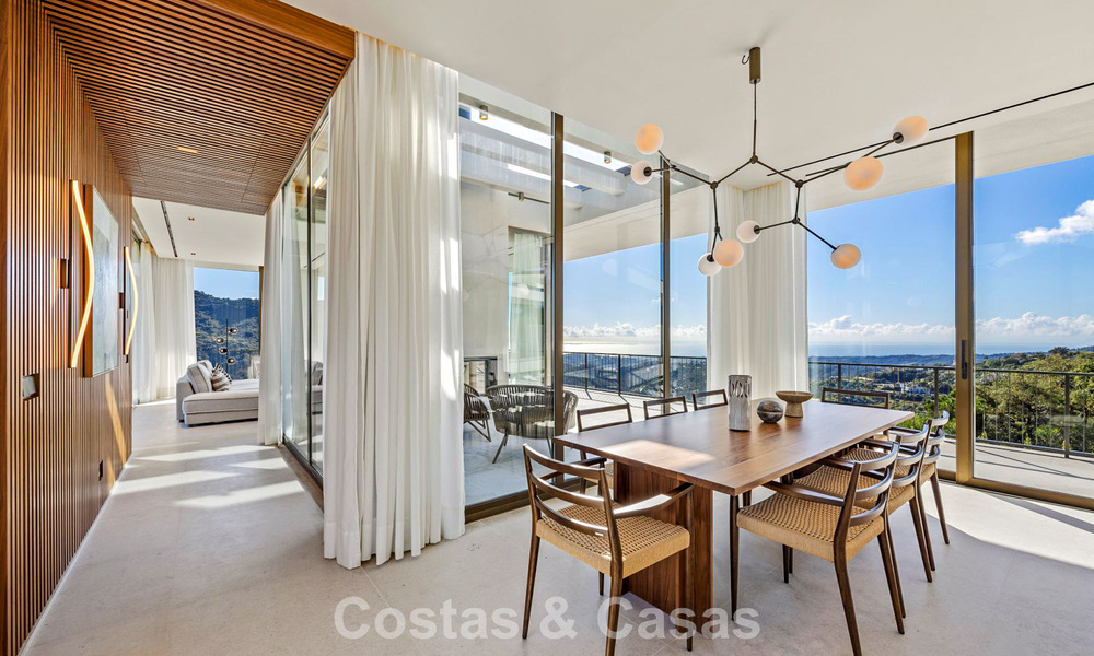 Villa met boomerangvormig ontwerp te koop in de groene heuvels van Marbella - Benahavis met uitzicht op de groene heuvels en de zee 795249