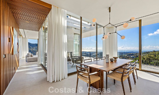 Villa met boomerangvormig ontwerp te koop in de groene heuvels van Marbella - Benahavis met uitzicht op de groene heuvels en de zee 795249 