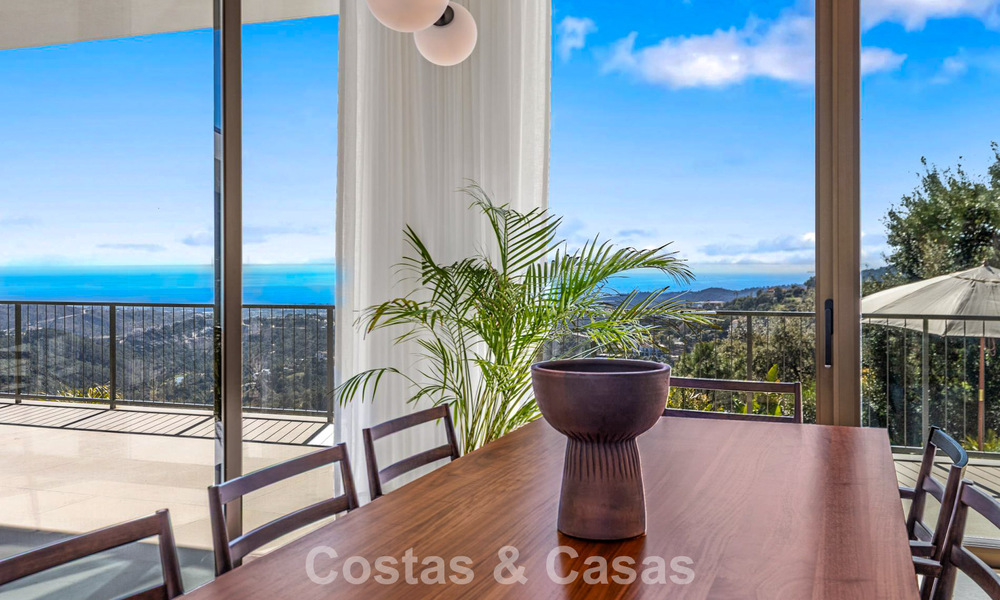 Villa met boomerangvormig ontwerp te koop in de groene heuvels van Marbella - Benahavis met uitzicht op de groene heuvels en de zee 795250