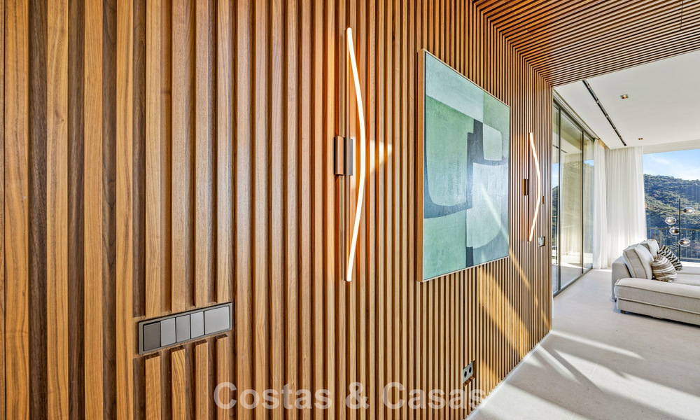 Villa met boomerangvormig ontwerp te koop in de groene heuvels van Marbella - Benahavis met uitzicht op de groene heuvels en de zee 795253