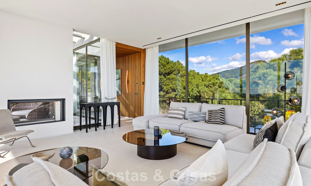 Villa met boomerangvormig ontwerp te koop in de groene heuvels van Marbella - Benahavis met uitzicht op de groene heuvels en de zee 795256