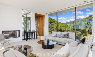 Villa met boomerangvormig ontwerp te koop in de groene heuvels van Marbella - Benahavis met uitzicht op de groene heuvels en de zee 795256 