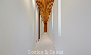 Villa met boomerangvormig ontwerp te koop in de groene heuvels van Marbella - Benahavis met uitzicht op de groene heuvels en de zee 795258 