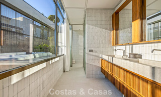 Villa met boomerangvormig ontwerp te koop in de groene heuvels van Marbella - Benahavis met uitzicht op de groene heuvels en de zee 795260 