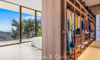 Villa met boomerangvormig ontwerp te koop in de groene heuvels van Marbella - Benahavis met uitzicht op de groene heuvels en de zee 795264 