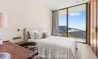 Villa met boomerangvormig ontwerp te koop in de groene heuvels van Marbella - Benahavis met uitzicht op de groene heuvels en de zee 795265 