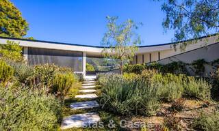 Villa met boomerangvormig ontwerp te koop in de groene heuvels van Marbella - Benahavis met uitzicht op de groene heuvels en de zee 795268 