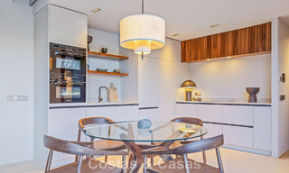 Villa met boomerangvormig ontwerp te koop in de groene heuvels van Marbella - Benahavis met uitzicht op de groene heuvels en de zee 795270 