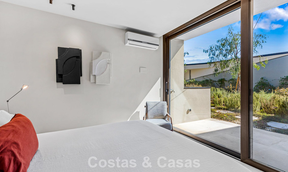 Villa met boomerangvormig ontwerp te koop in de groene heuvels van Marbella - Benahavis met uitzicht op de groene heuvels en de zee 795272