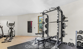 Villa met boomerangvormig ontwerp te koop in de groene heuvels van Marbella - Benahavis met uitzicht op de groene heuvels en de zee 795275 