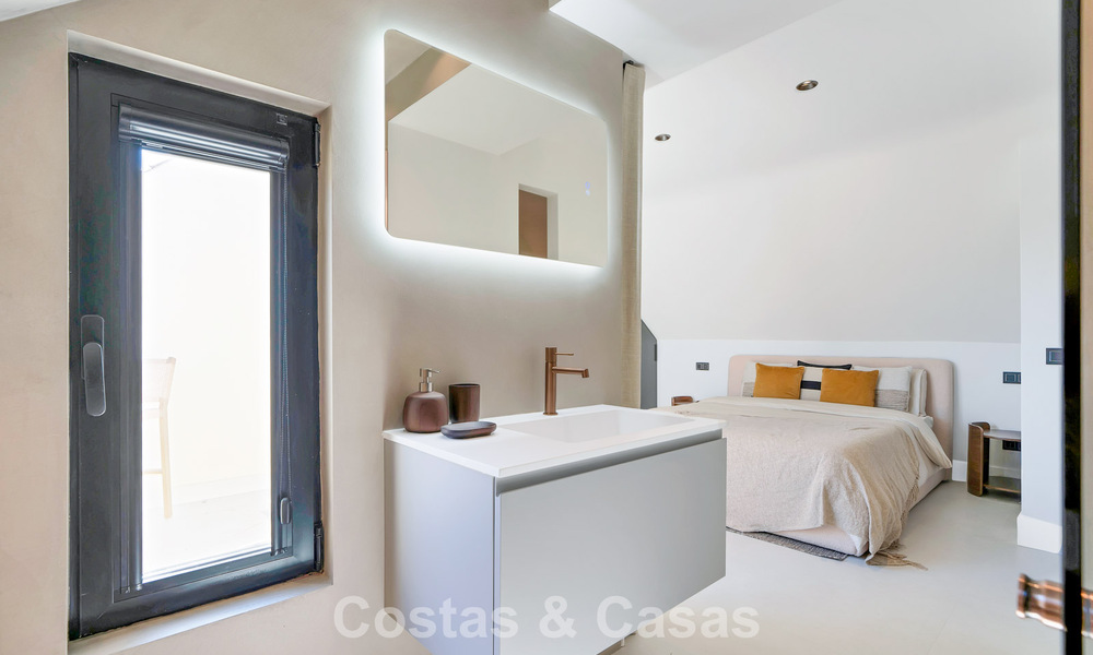 Stijlvol gemoderniseerd herenhuis te koop op wandelafstand van het strand in Puerto Banus, Marbella 795314