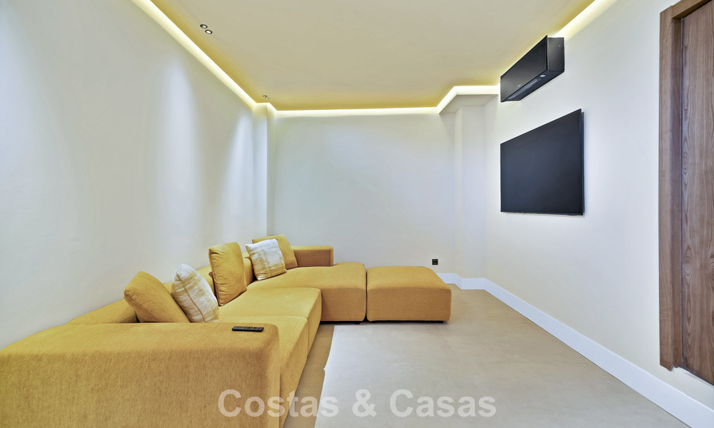 Stijlvol gemoderniseerd herenhuis te koop op wandelafstand van het strand in Puerto Banus, Marbella 795319