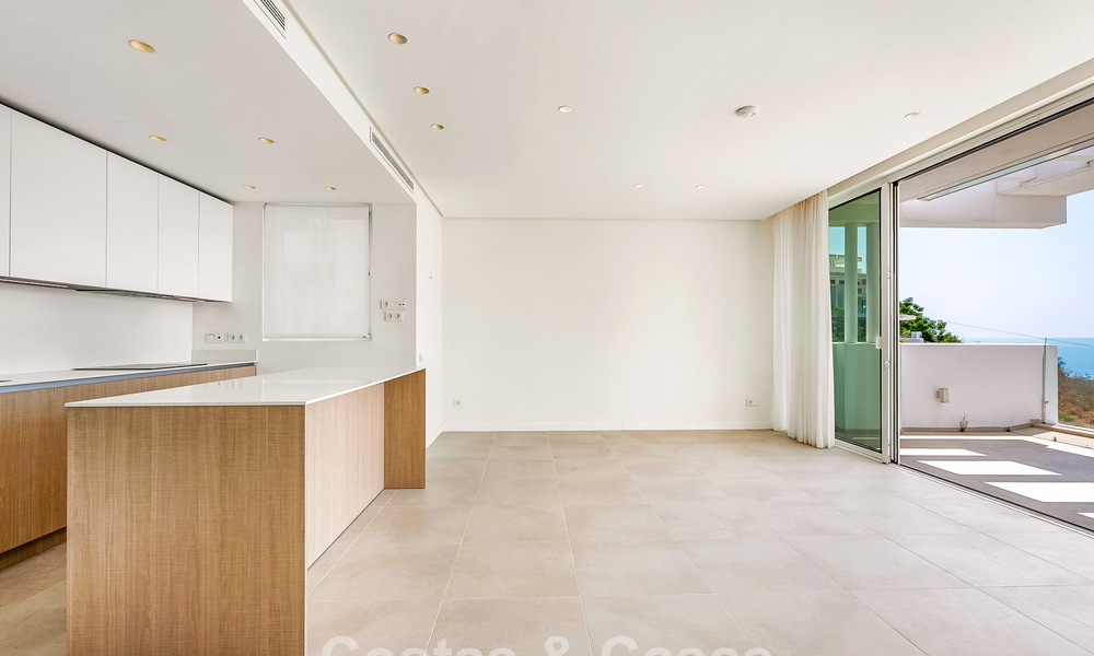 Lichtrijk appartement met zeezicht te koop in een resort-stijl complex op korte afstand van Marbella stad 795368