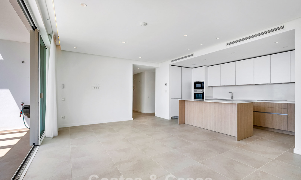 Lichtrijk appartement met zeezicht te koop in een resort-stijl complex op korte afstand van Marbella stad 795369