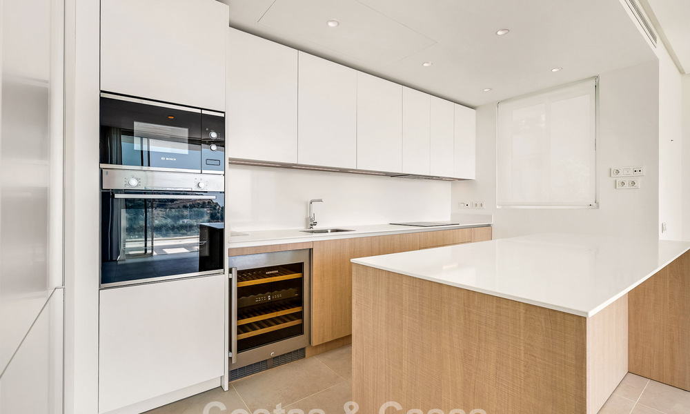 Lichtrijk appartement met zeezicht te koop in een resort-stijl complex op korte afstand van Marbella stad 795371