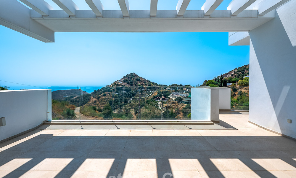 Lichtrijk appartement met zeezicht te koop in een resort-stijl complex op korte afstand van Marbella stad 795372