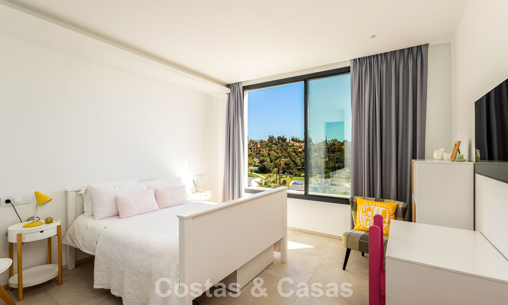 Instapklare, moderne villa op loopafstand van een golfclubhuis op de New Golden Mile tussen Marbella en Estepona 795386