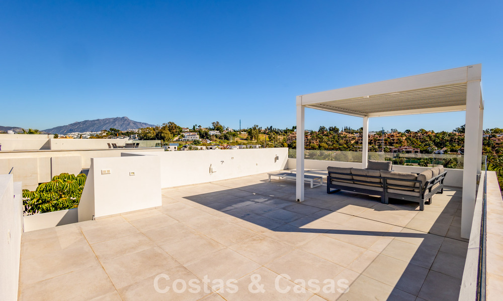 Instapklare, moderne villa op loopafstand van een golfclubhuis op de New Golden Mile tussen Marbella en Estepona 795387