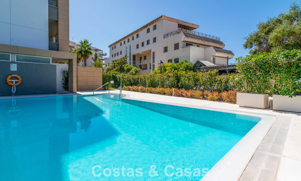 Eigentijds, tuinappartement te koop op enkele minuten lopen van het strand en Puerto Banus, Marbella 795721