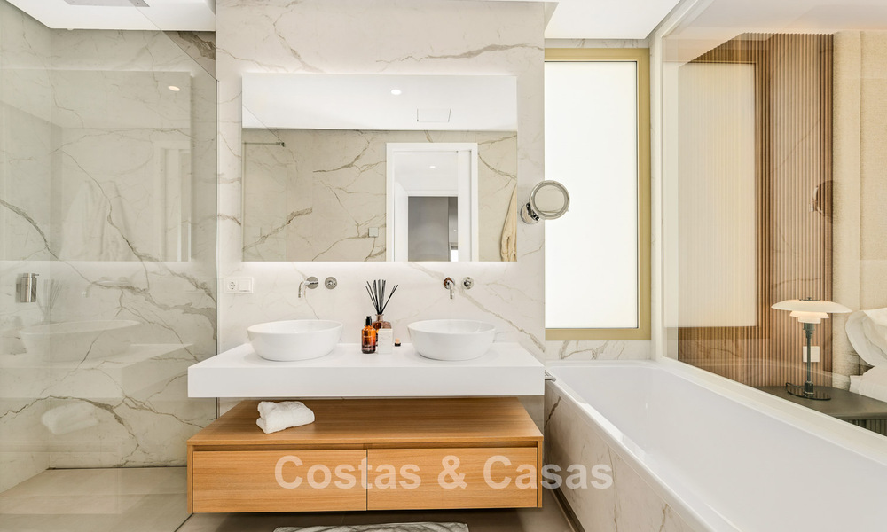 Luxe appartement te koop met panoramische uitzichten op Marbella’s Golden Mile vlakbij het strand en Puerto Banus 796011