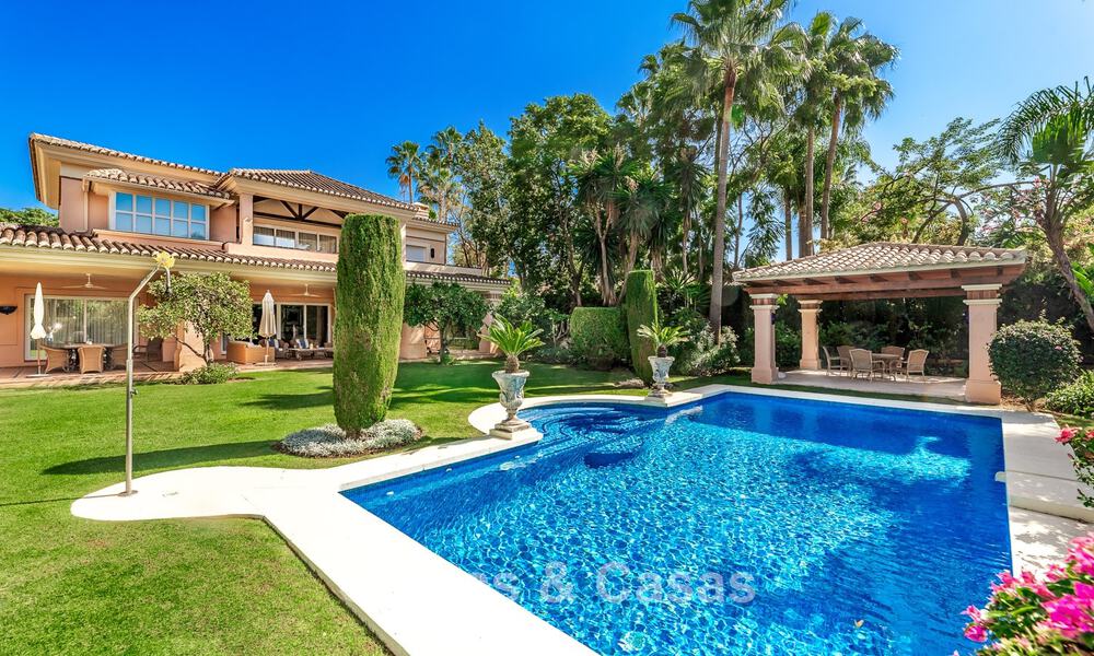 Elegante Andalusische luxevilla met grote tuin te koop in Nueva Andalucia’s golfvallei, Marbella 795400