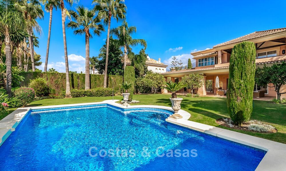 Elegante Andalusische luxevilla met grote tuin te koop in Nueva Andalucia’s golfvallei, Marbella 795402