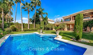 Elegante Andalusische luxevilla met grote tuin te koop in Nueva Andalucia’s golfvallei, Marbella 795402 
