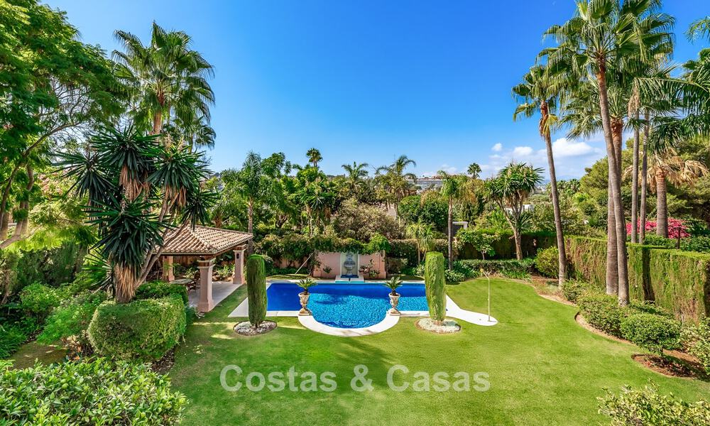Elegante Andalusische luxevilla met grote tuin te koop in Nueva Andalucia’s golfvallei, Marbella 795404