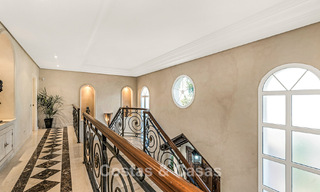 Elegante Andalusische luxevilla met grote tuin te koop in Nueva Andalucia’s golfvallei, Marbella 795408 