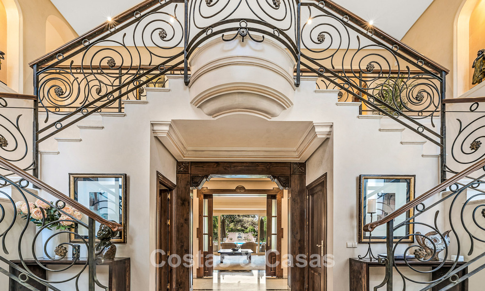 Elegante Andalusische luxevilla met grote tuin te koop in Nueva Andalucia’s golfvallei, Marbella 795415