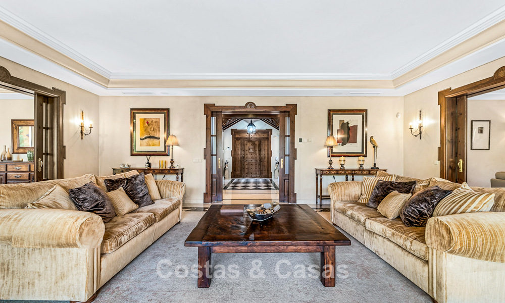 Elegante Andalusische luxevilla met grote tuin te koop in Nueva Andalucia’s golfvallei, Marbella 795416