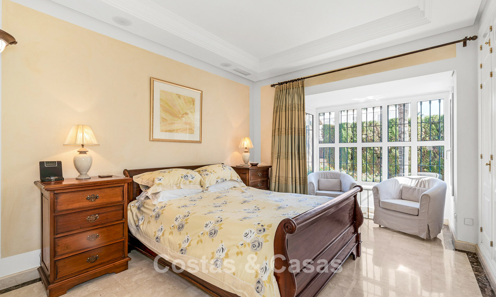 Elegante Andalusische luxevilla met grote tuin te koop in Nueva Andalucia’s golfvallei, Marbella 795418