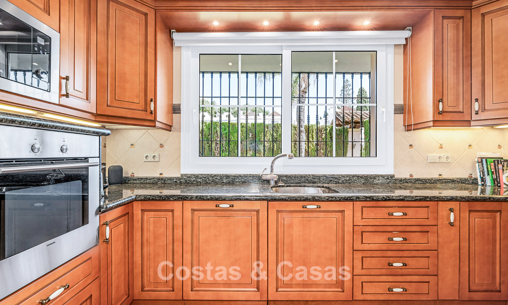Elegante Andalusische luxevilla met grote tuin te koop in Nueva Andalucia’s golfvallei, Marbella 795420